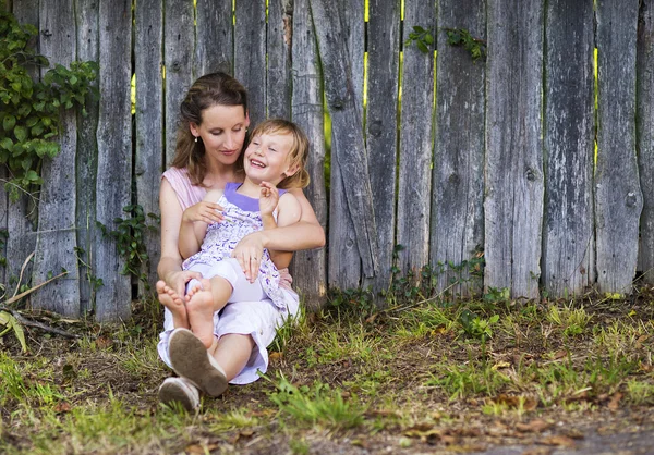 Mamma med sin dotter umgås tillsammans — Stockfoto