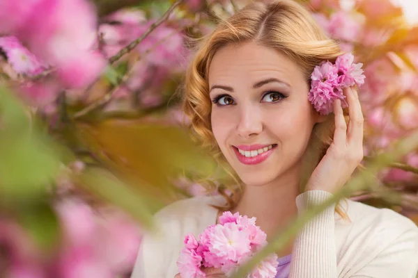 開花ツリーの前での女性 — ストック写真