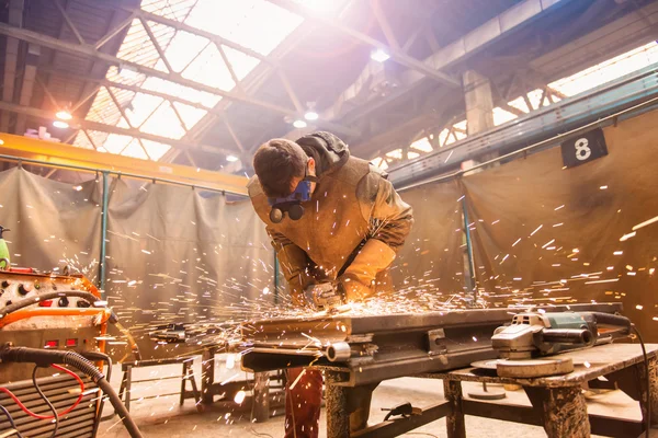 Mann schweißt in einer Fabrik — Stockfoto