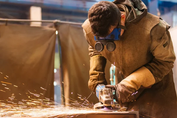Man welding in a factory — Stock Photo, Image