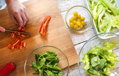 adam renkli sebze salatası hazırlama