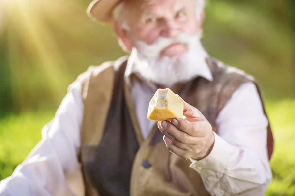 Vysocí farmář s organický sýr — Stock fotografie