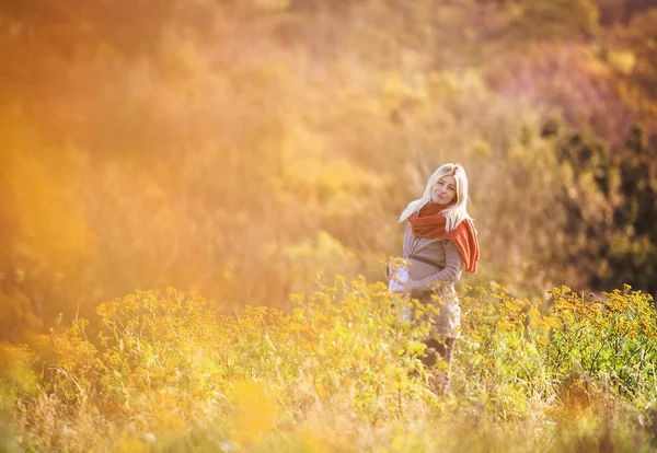 Femme enceinte dans la nature — Photo