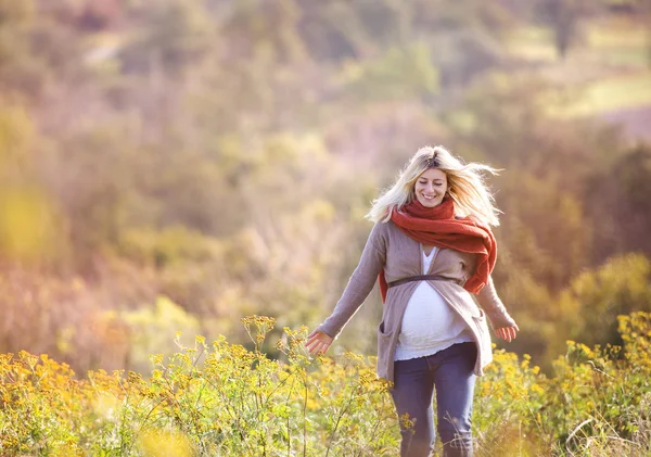 Pregnant woman in nature — Stock Photo, Image