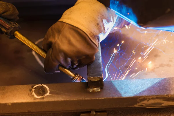 Man welding in a factory — Stock Photo, Image