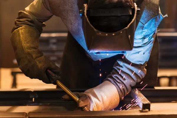 Homme avec masque de protection soudage dans une usine — Photo