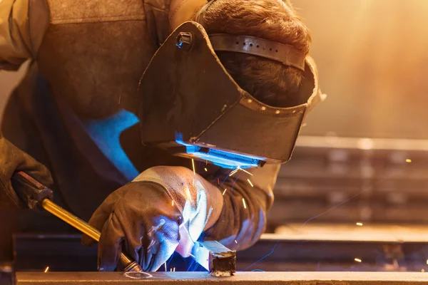 焊接在一家工厂的防护面具的男人 — 图库照片