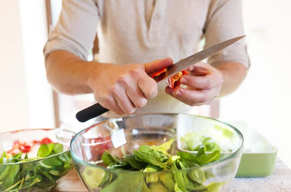 Man förbereder grönsakssallad — Stockfoto
