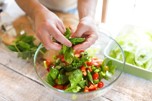 Homem preparando salada vegetal — Fotografia de Stock