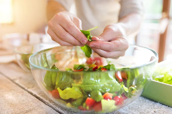 Sebze salatası hazırlama adam — Stok fotoğraf