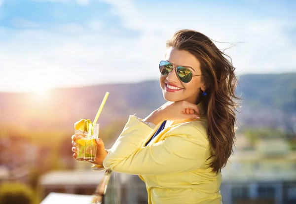Mujer con una bebida en una terraza de un bar —  Fotos de Stock