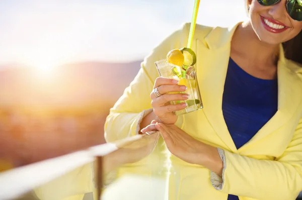 Frau mit einem Drink auf der Terrasse einer Bar — Stockfoto