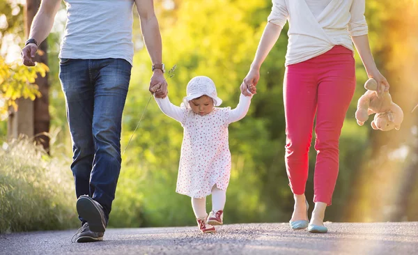 Feliz familia joven divirtiéndose — Foto de Stock