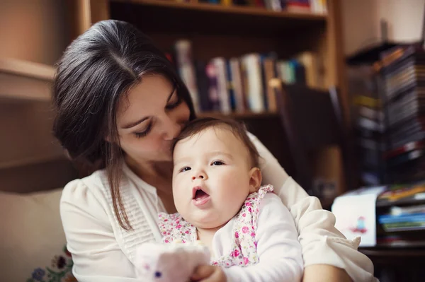 Moeder met haar baby dochter — Stockfoto