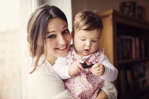 Mor med dottern baby — Stockfoto