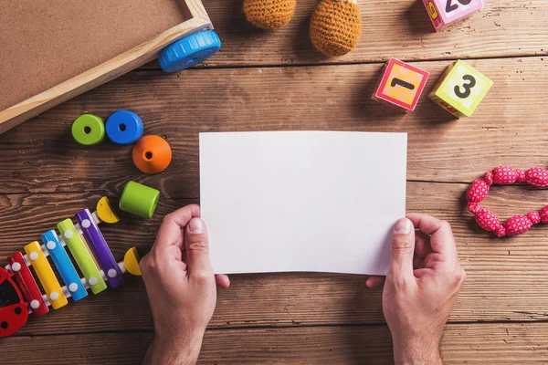 Folha vazia de papel e brinquedos — Fotografia de Stock