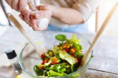 sebze salatası hazırlama adam