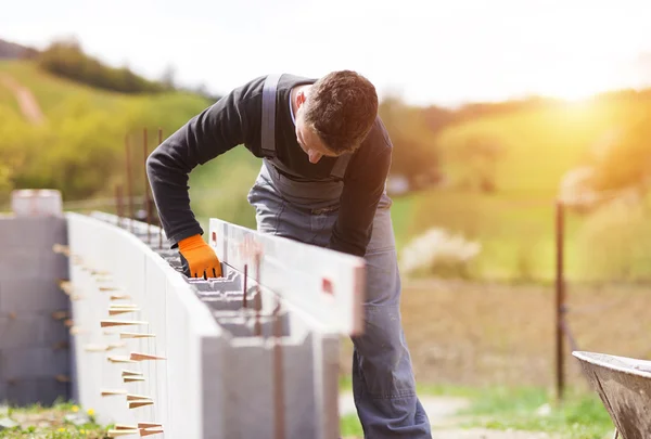 Hombre construyendo una casa —  Fotos de Stock