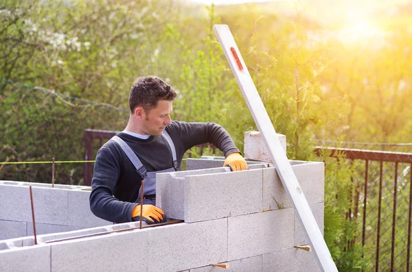 Homem construindo uma casa — Fotografia de Stock