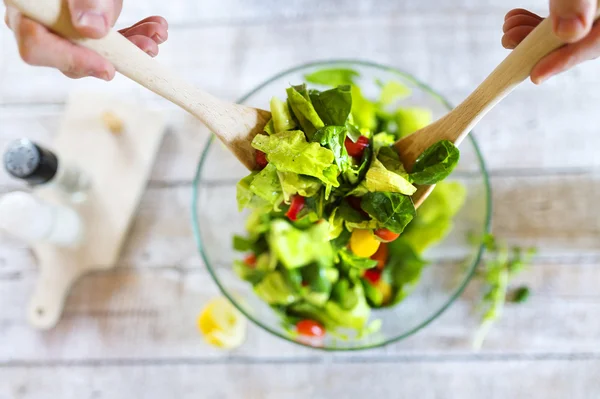 Homem preparando salada vegetal — Fotografia de Stock