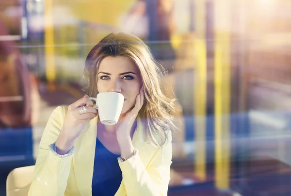 Mujer sentada en la cafetería bebiendo café —  Fotos de Stock