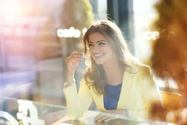 Jeune femme au café — Photo