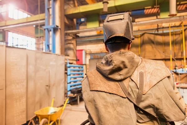 男人在工厂焊接 — 图库照片