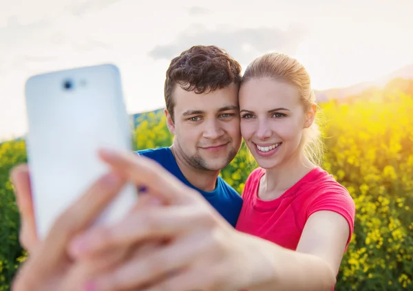 Jeunes coureurs prenant selfie — Photo