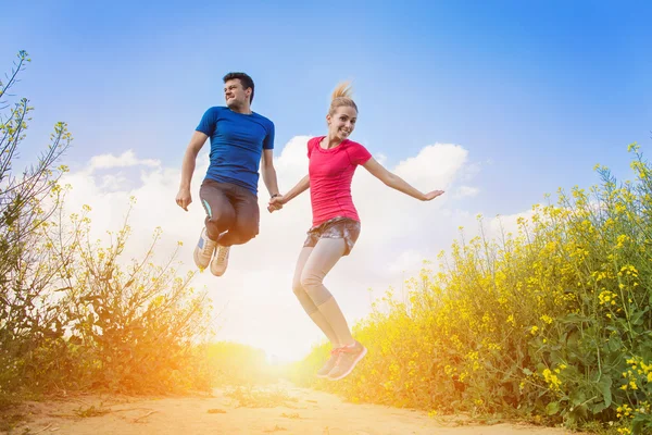 Runners having fun in canola field — 图库照片