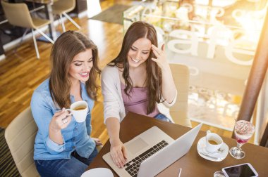 canlı görüşmetwee vrouwen in café