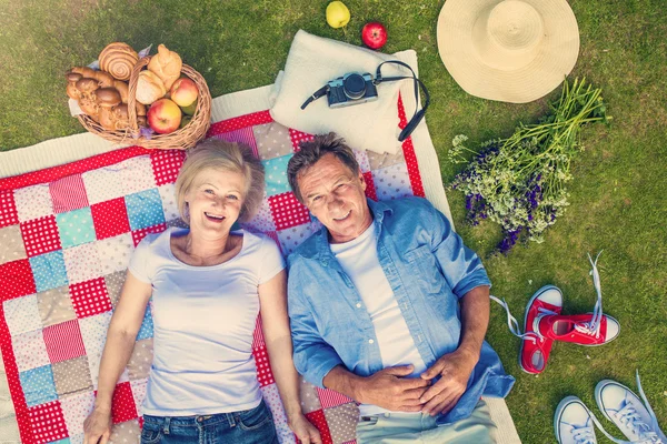 Hermosos seniors haciendo un picnic —  Fotos de Stock