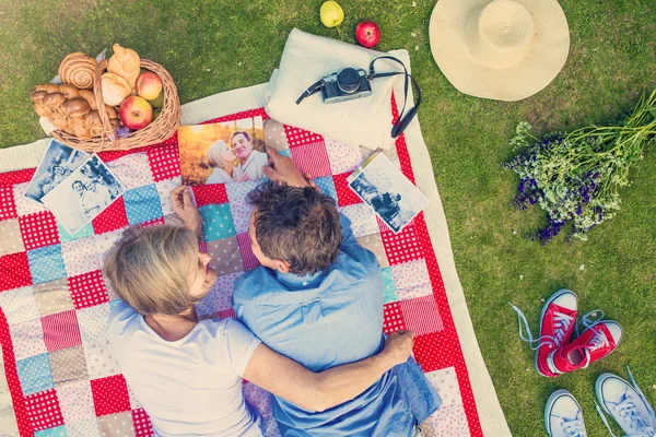 Schöne Senioren beim Picknick — Stockfoto