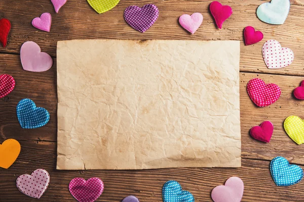 Empty sheet of paper and fabric hearts — 图库照片