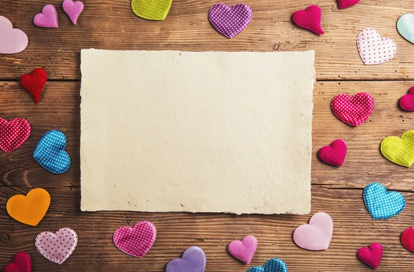 Empty sheet of paper and fabric hearts — 图库照片