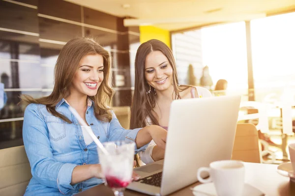 Zwei Frauen im Café — Stockfoto