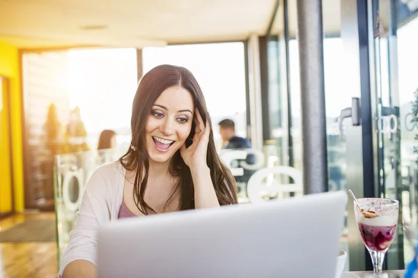 Giovane ragazza al caffè — Foto Stock