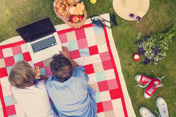 Hermosos seniors haciendo un picnic —  Fotos de Stock