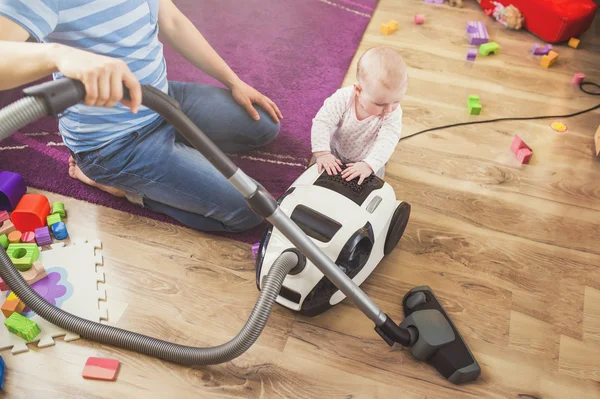 Otec a dcera vysávání podlahy — Stock fotografie