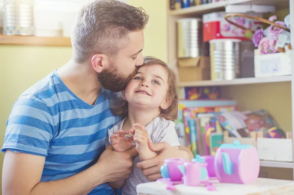 Ojciec bawi się z córką — Zdjęcie stockowe