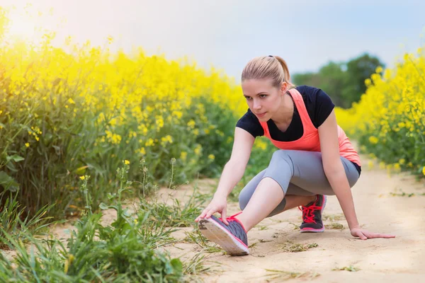 Young woman running in field — Stock Photo, Image