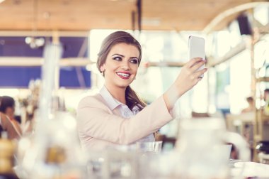 Kafedeki genç kadın.