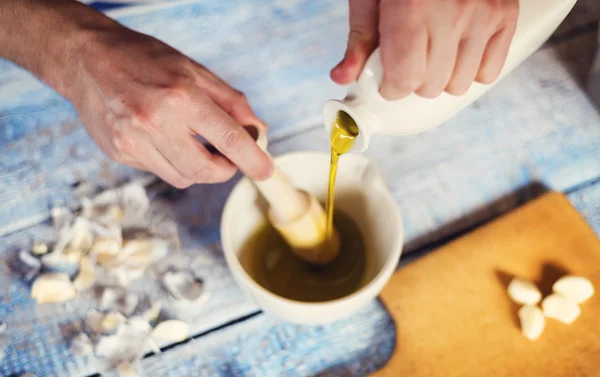 Man preparing a dressing with olive oil — 图库照片