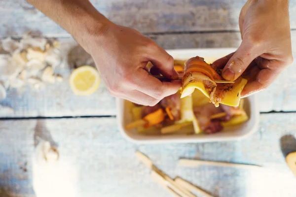 Hombre preparando pollo con verduras —  Fotos de Stock