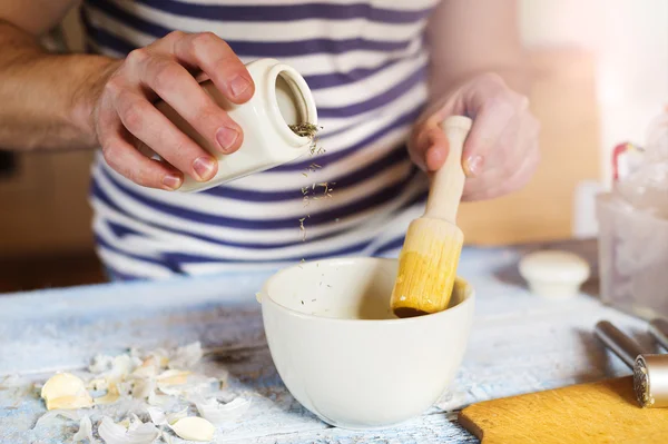 Homem preparando um molho com especiarias — Fotografia de Stock