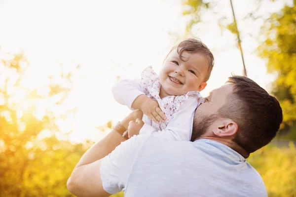 Feliz padre con su hija divirtiéndose — Foto de Stock