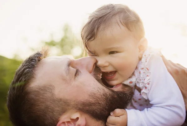 Glücklicher Vater mit seiner Tochter, die Spaß hat — Stockfoto