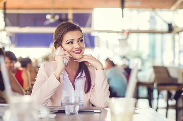 Jovem mulher no café — Fotografia de Stock