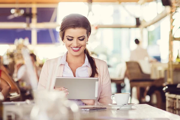 Mujer con tableta en la cafetería — Foto de Stock