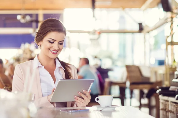 Vrouw met tablet in café — Stockfoto