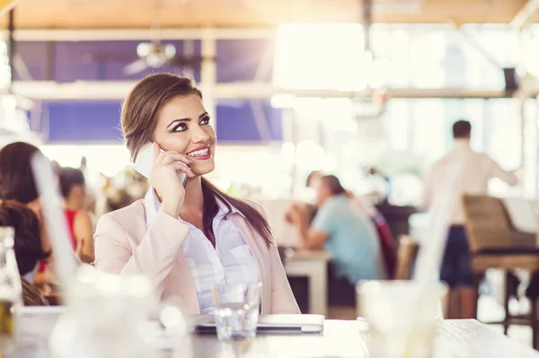 Jonge vrouw in café — Stockfoto